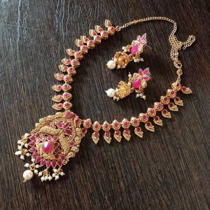 Matte gold necklace & jhumka set with a touch of matte rani stones